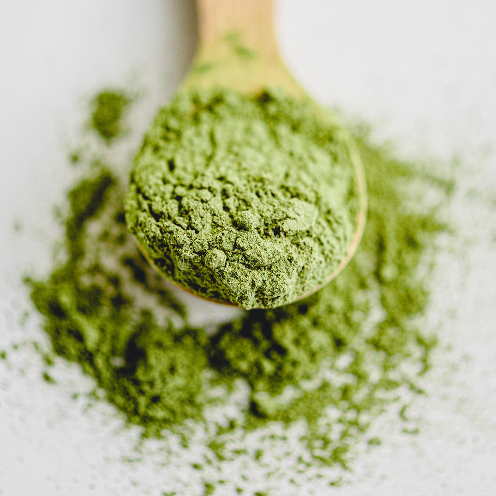 Pudră fină de ceai verde Matcha de o culoare verde smarald intensă, măcinată tradițional pe pietre de granit.