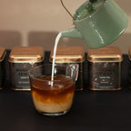 O ceașcă de ceai negru Earl Grey aburind, lângă o felie de lămâie, ilustrând un ritual clasic de ceai cu o notă magică - oradeceai.ro