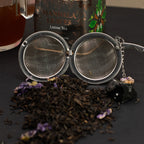 Amestec de frunze lungi de ceai negru presărate cu petale delicate de flori de nalbă pentru o infuzie aromatică.