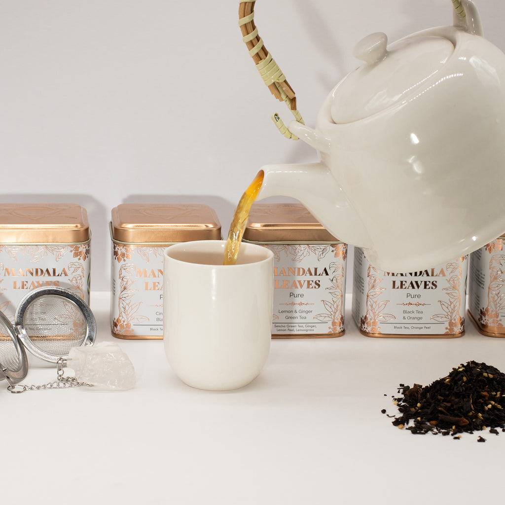 O cană cu infuzie fierbinte de ghimbir și lămâie, ideală pentru susținerea sistemului imunitar - oradeceai.ro.