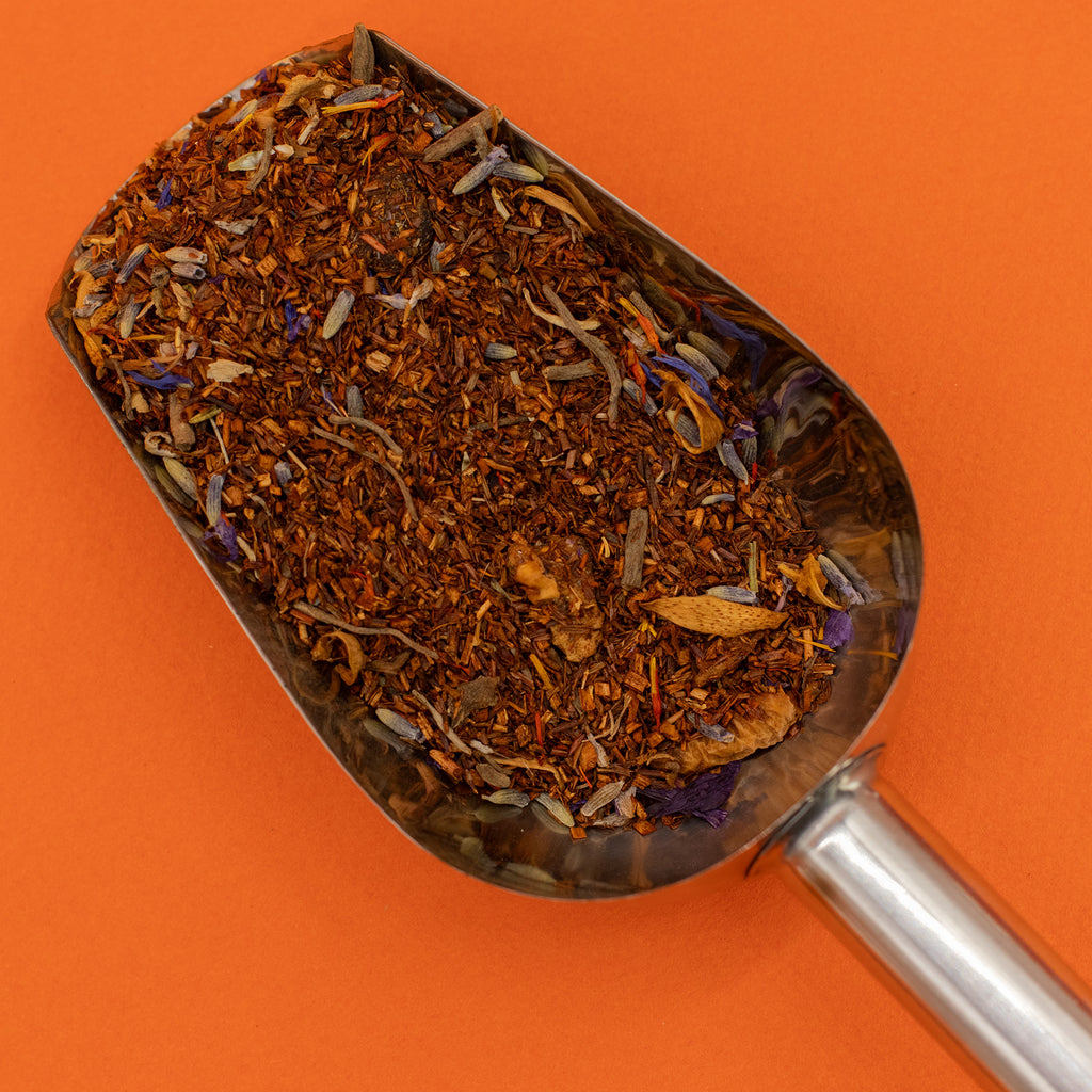 Detaliu ingrediente naturale: frunze de Rooibos roșu și flori uscate de lavandă organică pentru relaxare.