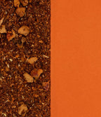 Mix de ingrediente naturale pentru infuzie: ace de Rooibos, bețe de scorțișoară zdrobite și fulgi de cocos deshidratat