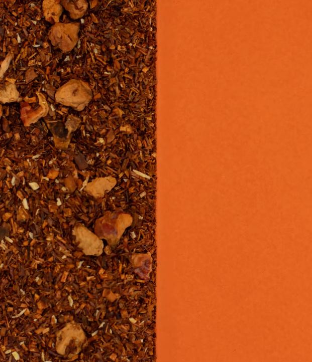 Mix de ingrediente naturale pentru infuzie: ace de Rooibos, bețe de scorțișoară zdrobite și fulgi de cocos deshidratat