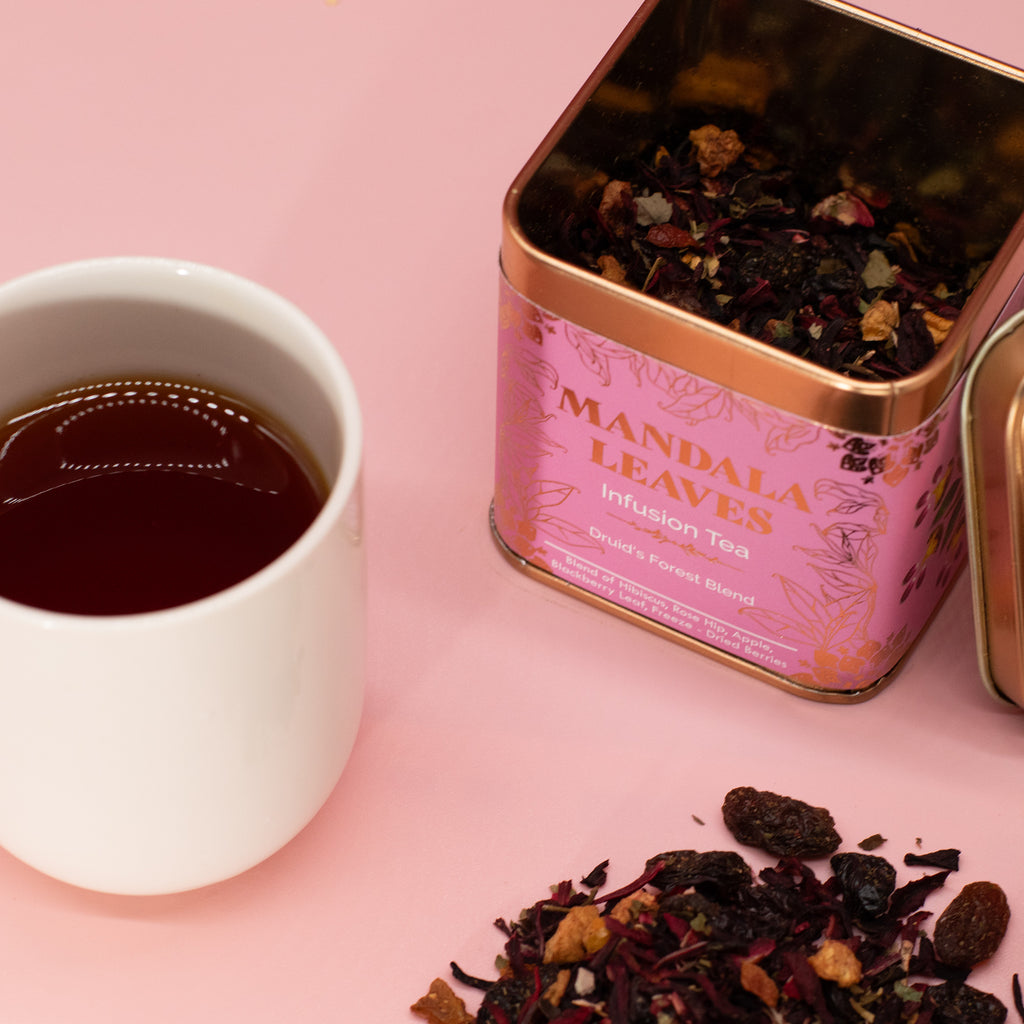 Moment de tihnă cu o cană de infuzie roșie din fructe de pădure Secretul Pădurii