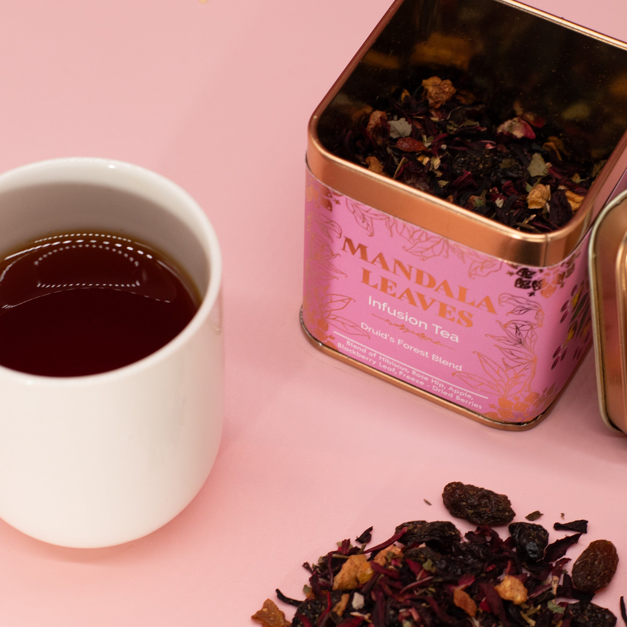 Moment de tihnă cu o cană de infuzie roșie din fructe de pădure Secretul Pădurii